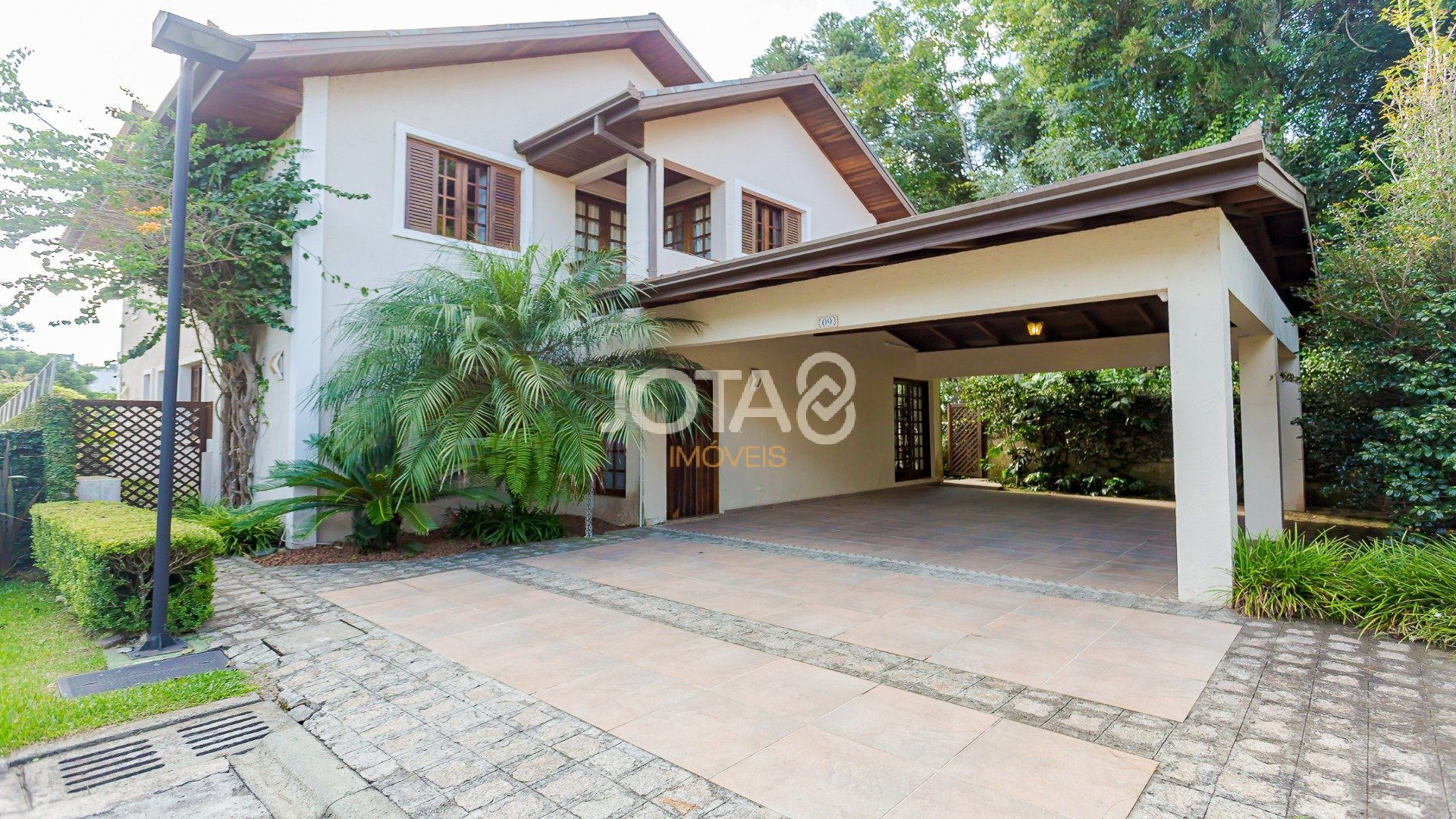 CASA MOBILIADA EM CONDOMÍNIO PRÓXIMO AO PARQUE BARIGUI