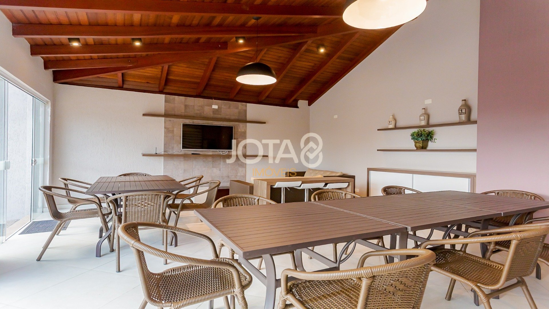 CASA MOBILIADA EM CONDOMÍNIO PRÓXIMO AO PARQUE BARIGUI