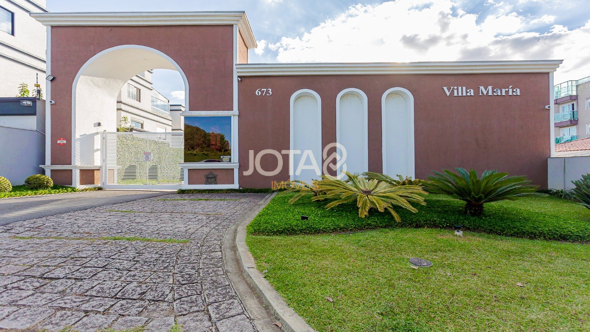 CASA MOBILIADA EM CONDOMÍNIO PRÓXIMO AO PARQUE BARIGUI