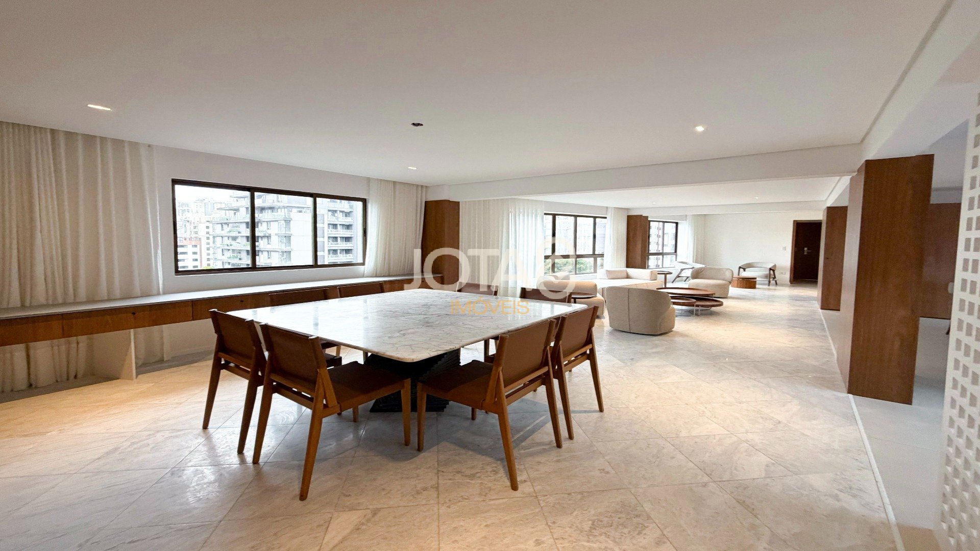 APARTAMENTO REFORMADO COM 4 SUÍTES NO BATEL