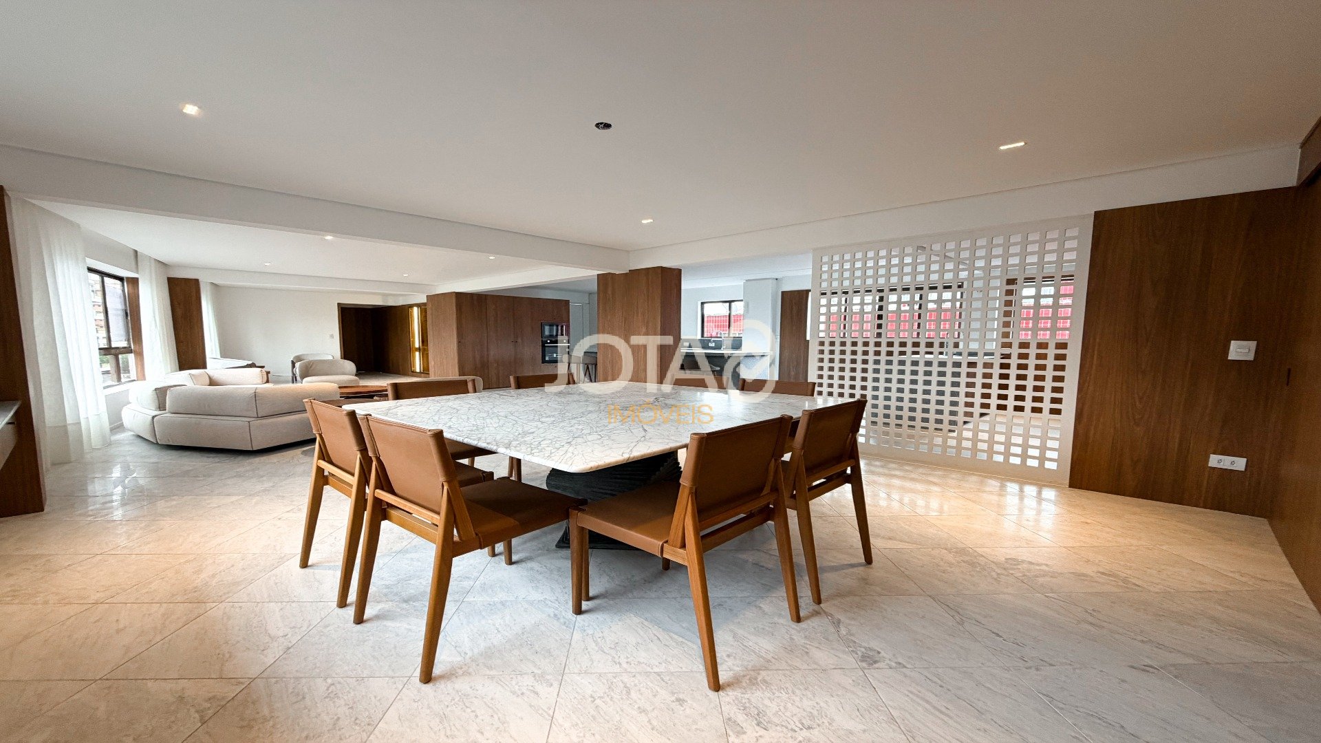 APARTAMENTO REFORMADO COM 4 SUÍTES NO BATEL