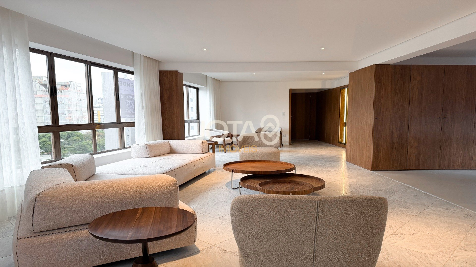 APARTAMENTO REFORMADO COM 4 SUÍTES NO BATEL