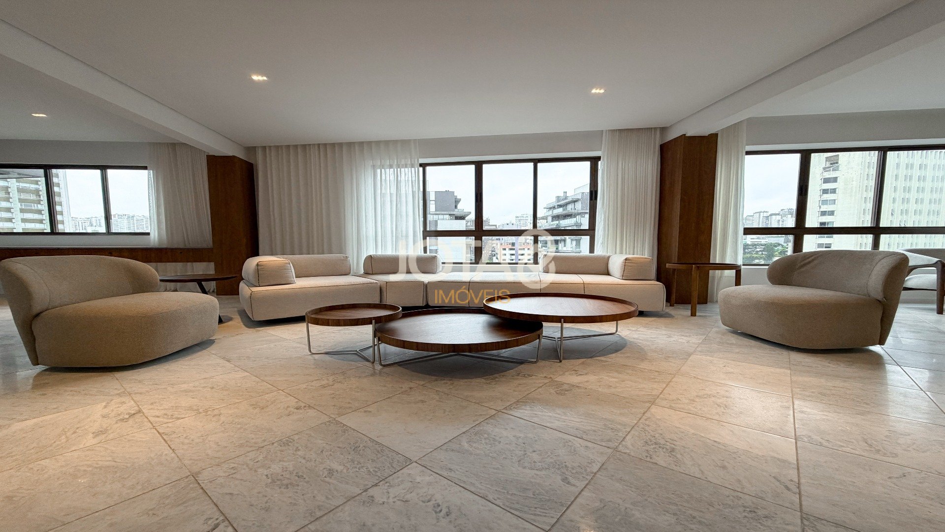 APARTAMENTO REFORMADO COM 4 SUÍTES NO BATEL