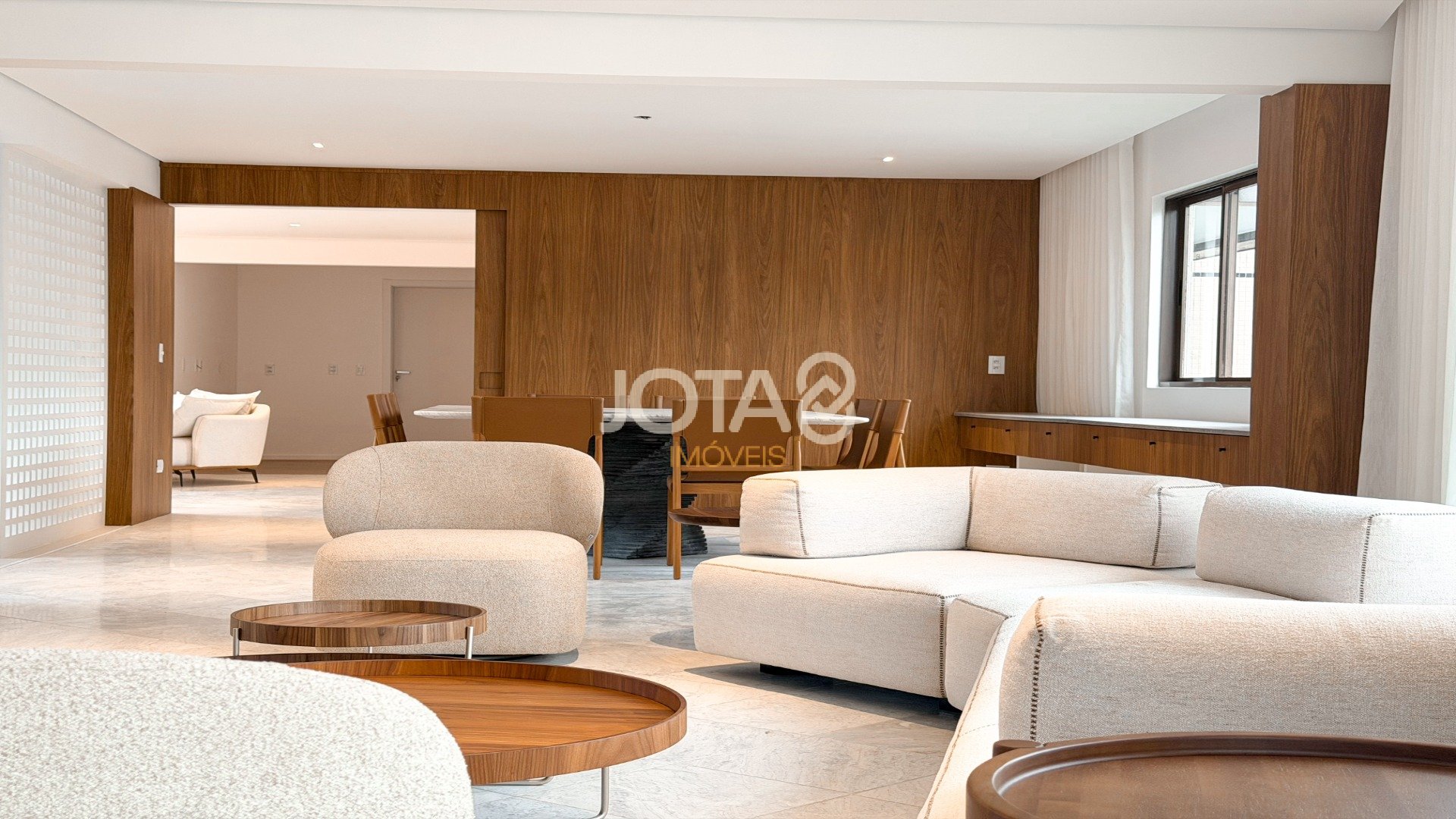 APARTAMENTO REFORMADO COM 4 SUÍTES NO BATEL