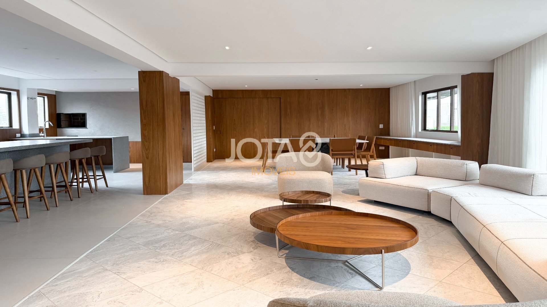 APARTAMENTO REFORMADO COM 4 SUÍTES NO BATEL