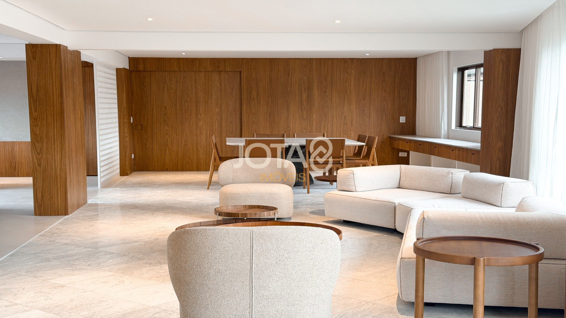 APARTAMENTO REFORMADO COM 4 SUÍTES NO BATEL