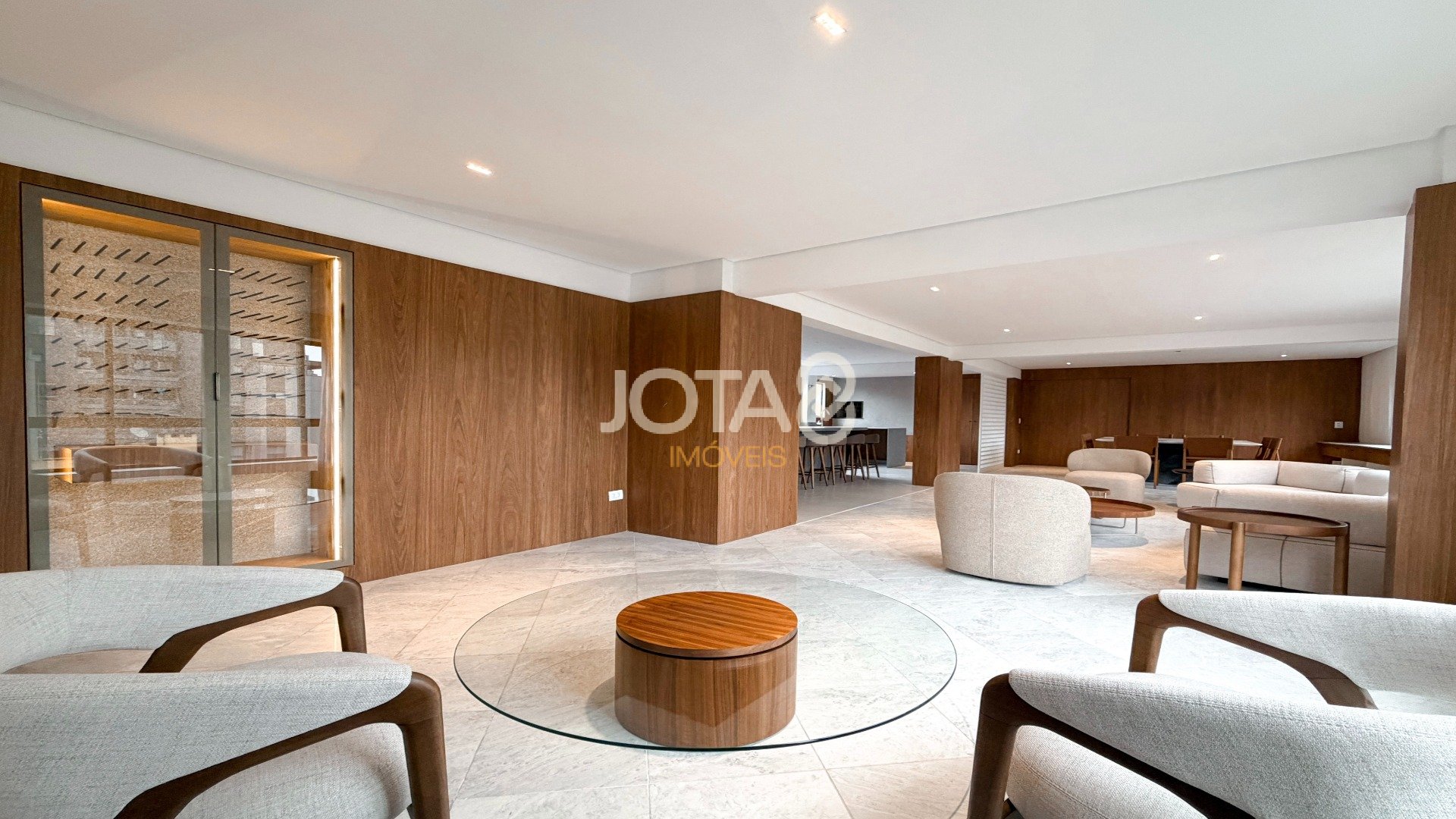 APARTAMENTO REFORMADO COM 4 SUÍTES NO BATEL