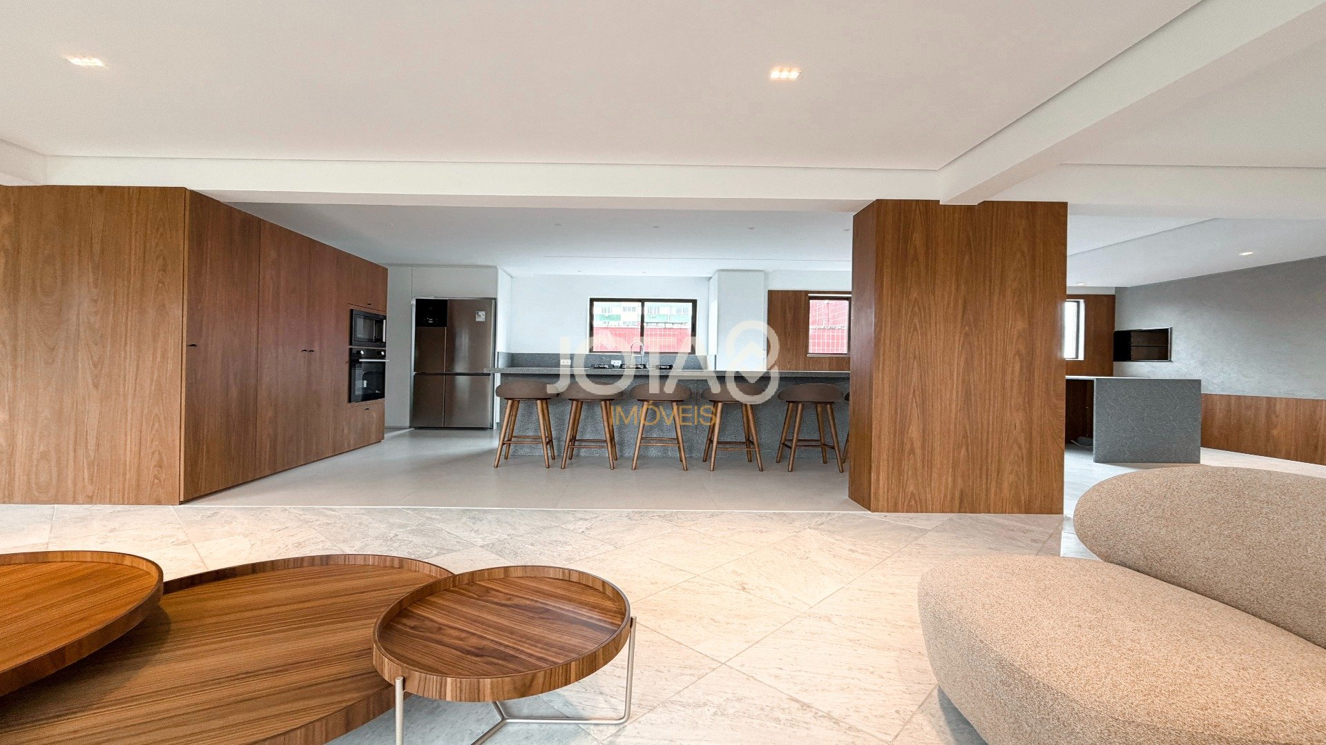 APARTAMENTO REFORMADO COM 4 SUÍTES NO BATEL