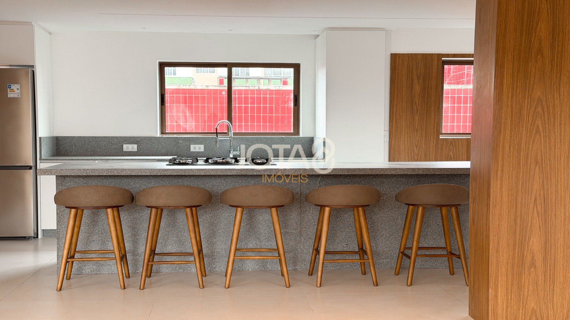 APARTAMENTO REFORMADO COM 4 SUÍTES NO BATEL