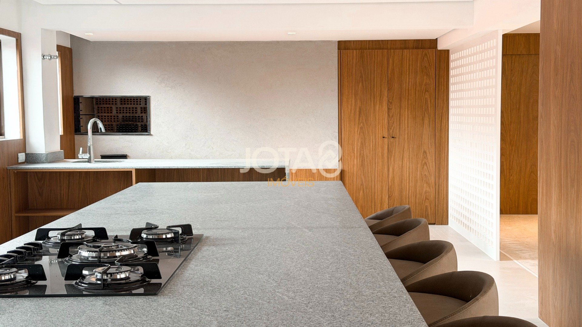 APARTAMENTO REFORMADO COM 4 SUÍTES NO BATEL