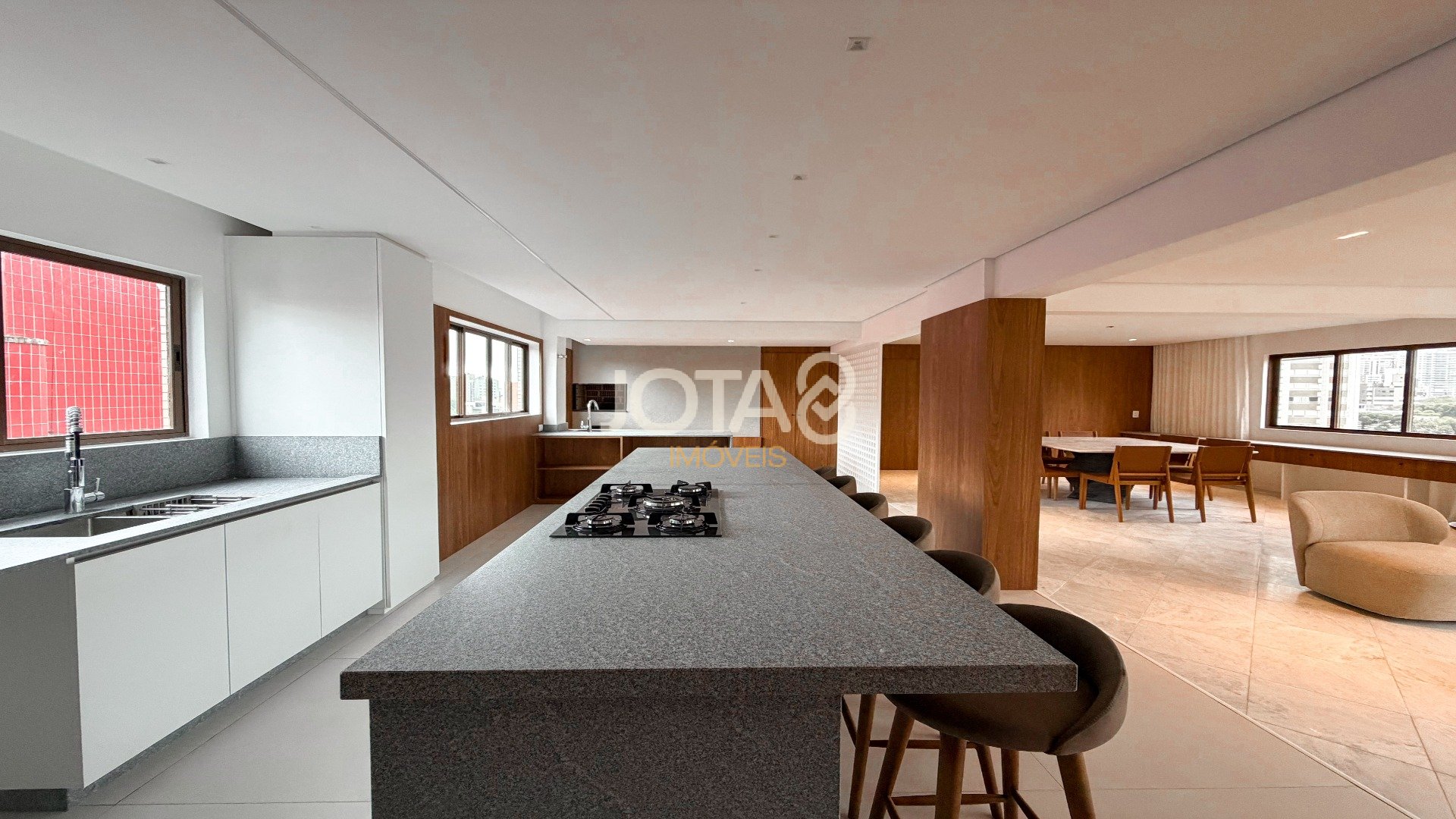 APARTAMENTO REFORMADO COM 4 SUÍTES NO BATEL