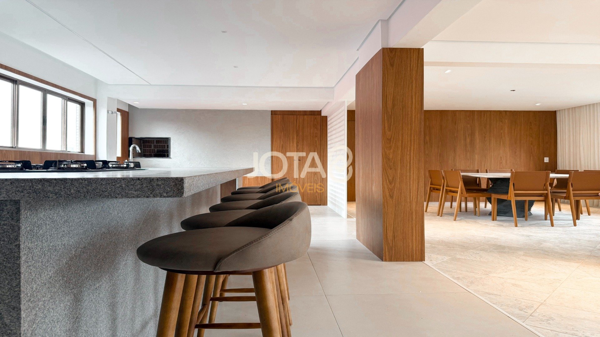 APARTAMENTO REFORMADO COM 4 SUÍTES NO BATEL