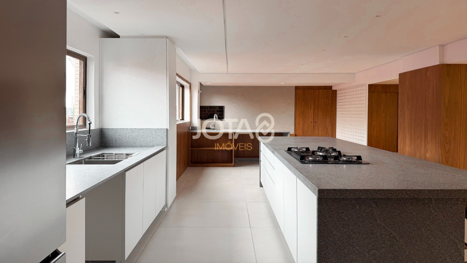 APARTAMENTO REFORMADO COM 4 SUÍTES NO BATEL