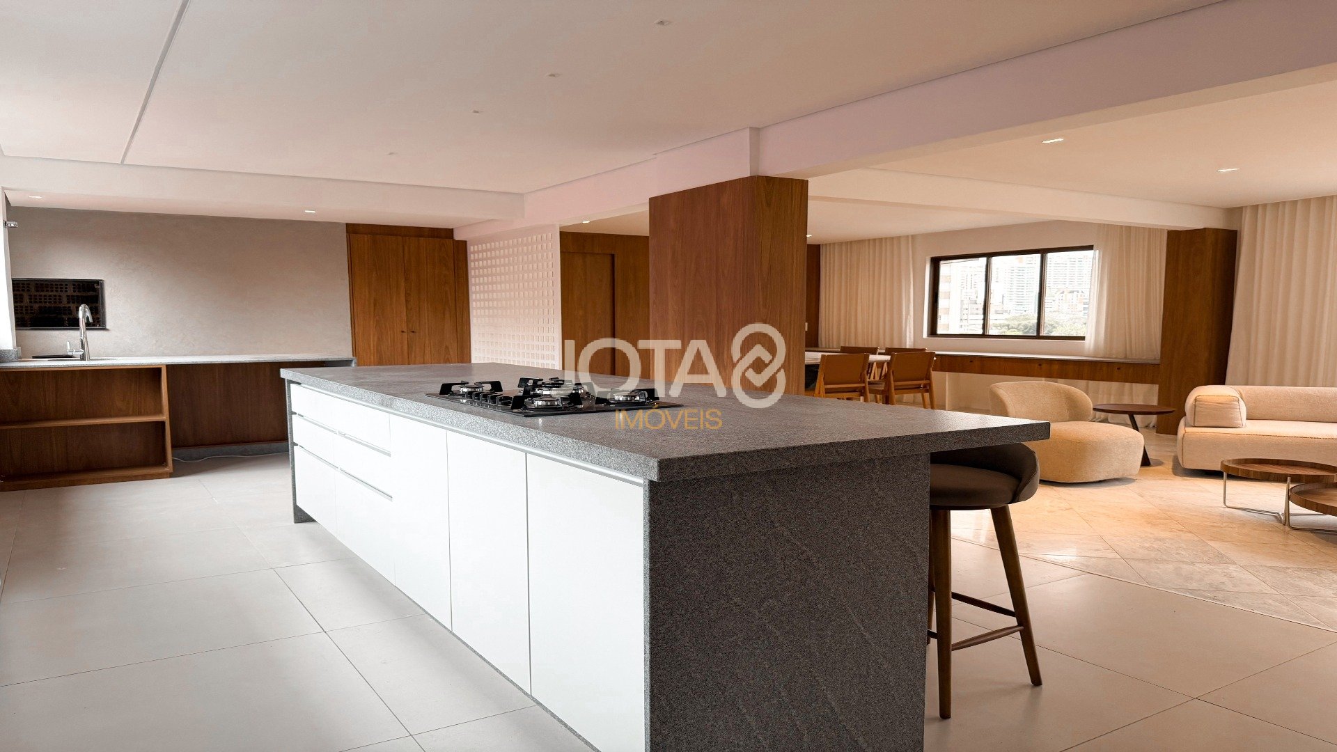 APARTAMENTO REFORMADO COM 4 SUÍTES NO BATEL