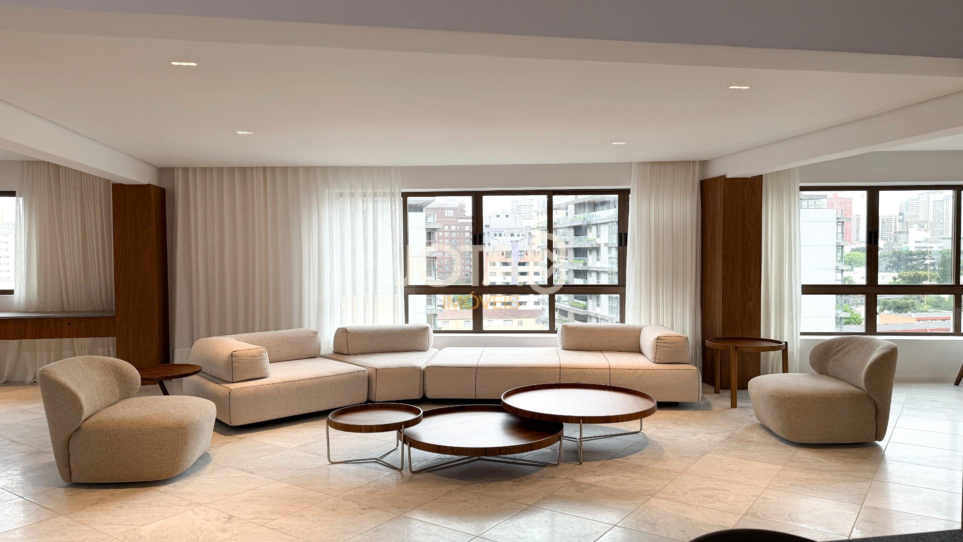 APARTAMENTO REFORMADO COM 4 SUÍTES NO BATEL