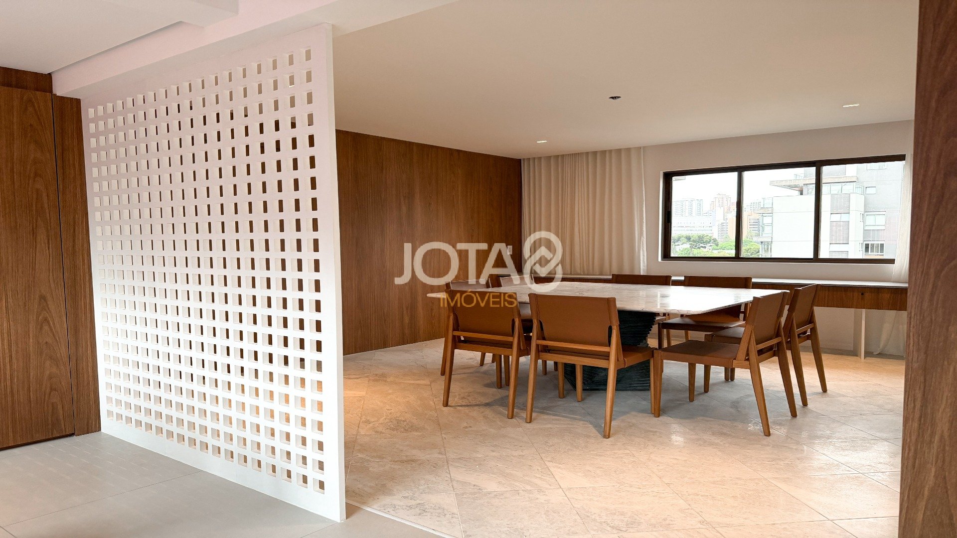 APARTAMENTO REFORMADO COM 4 SUÍTES NO BATEL