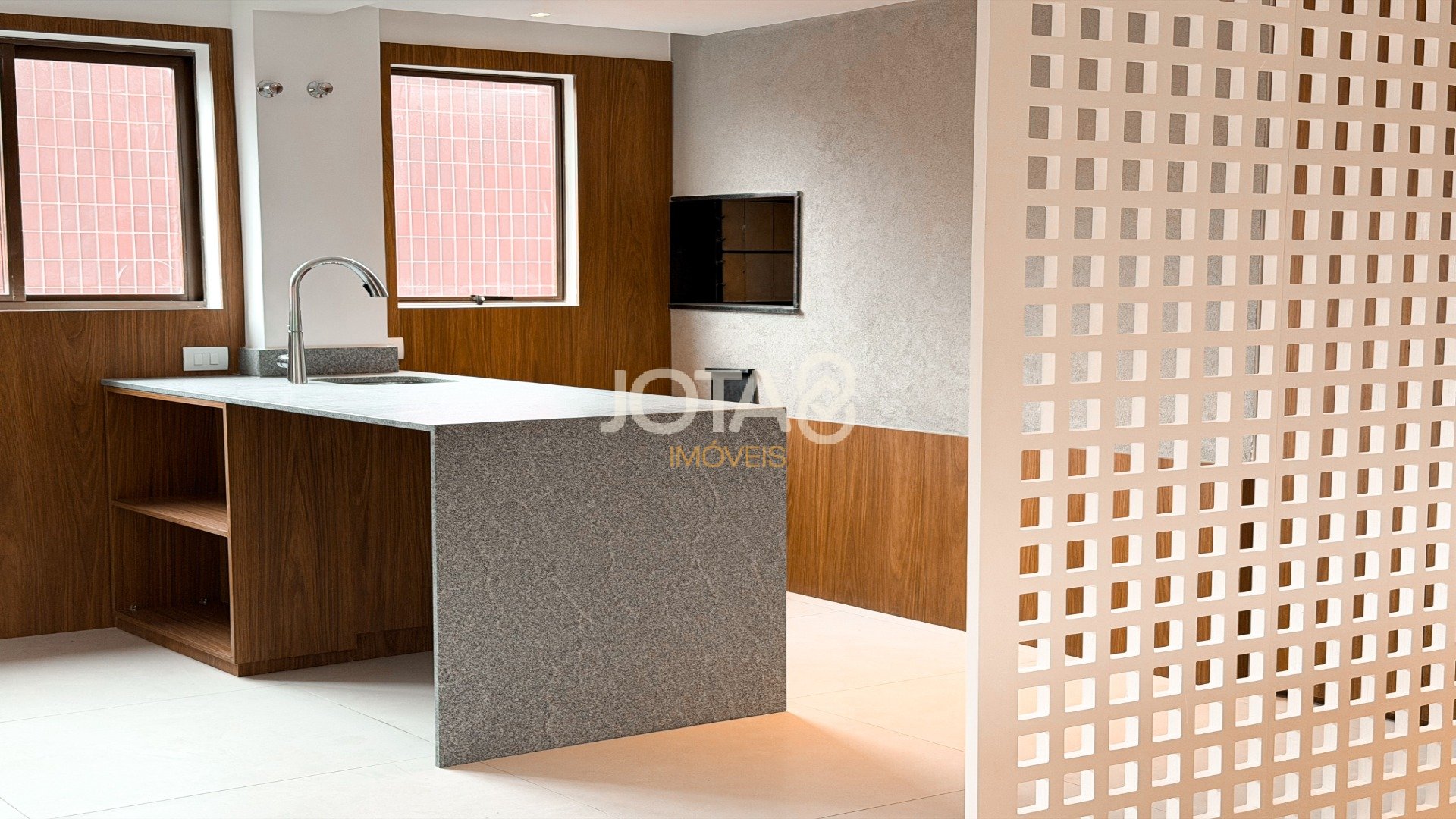 APARTAMENTO REFORMADO COM 4 SUÍTES NO BATEL