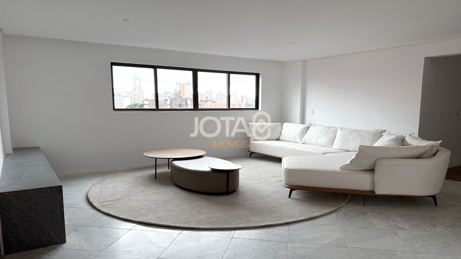 APARTAMENTO REFORMADO COM 4 SUÍTES NO BATEL