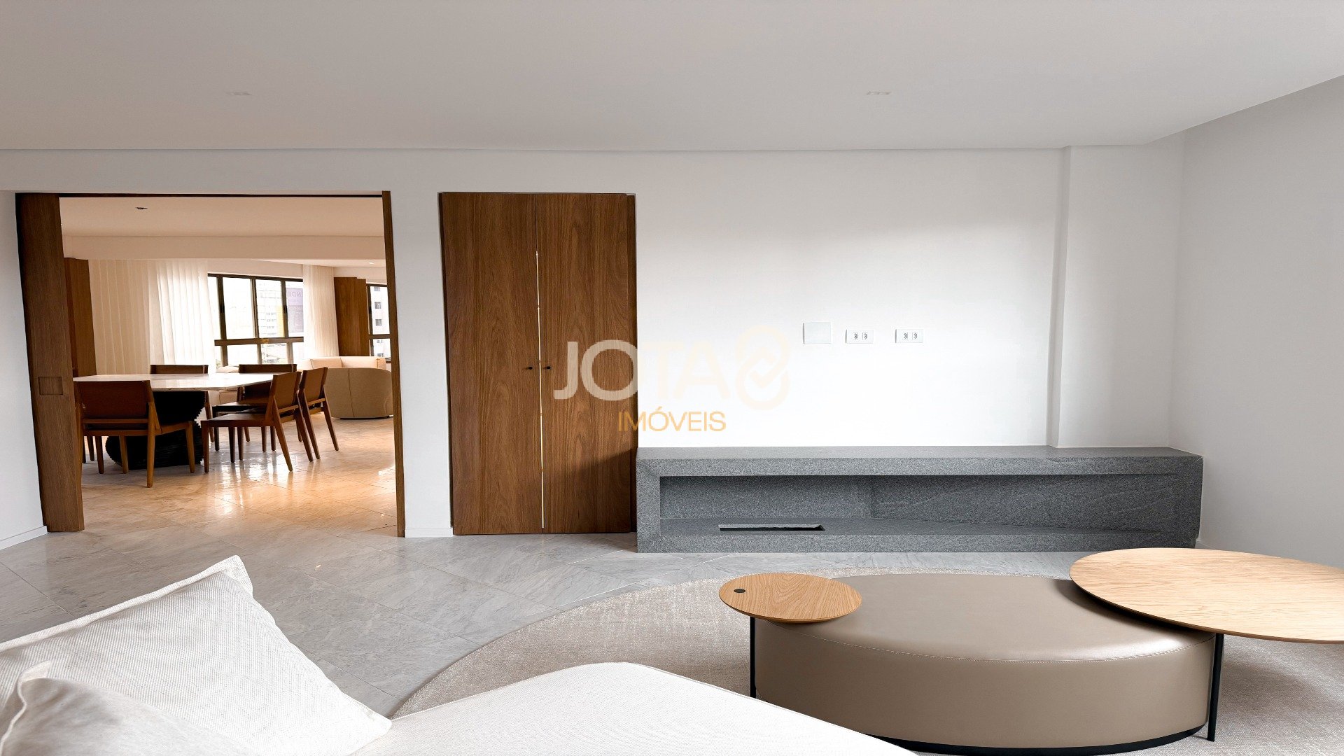 APARTAMENTO REFORMADO COM 4 SUÍTES NO BATEL