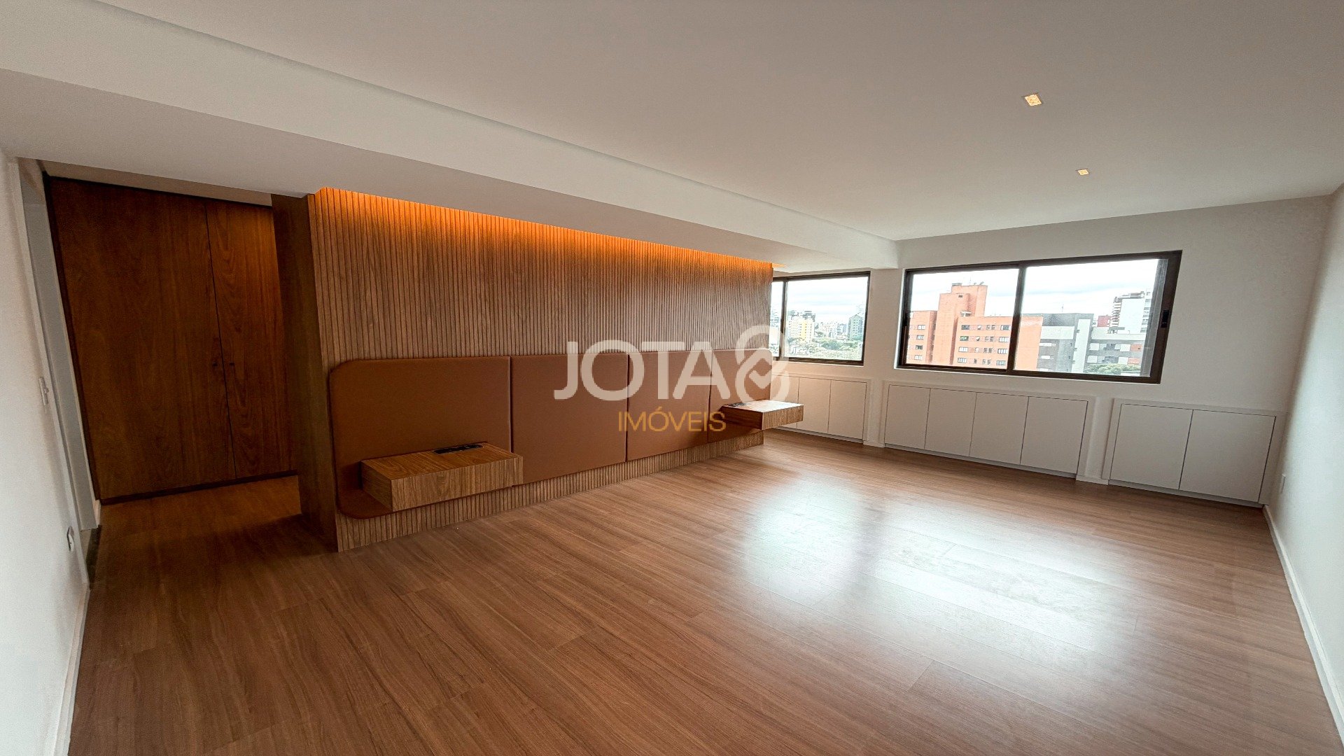 APARTAMENTO REFORMADO COM 4 SUÍTES NO BATEL