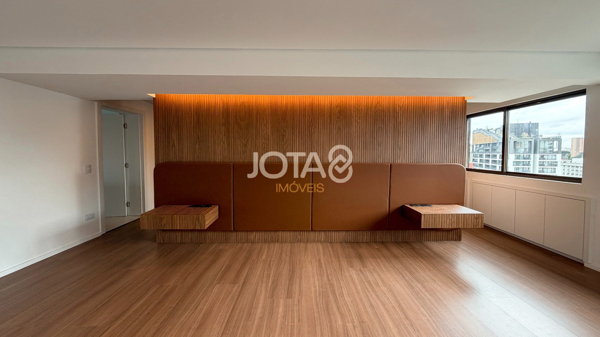 APARTAMENTO REFORMADO COM 4 SUÍTES NO BATEL