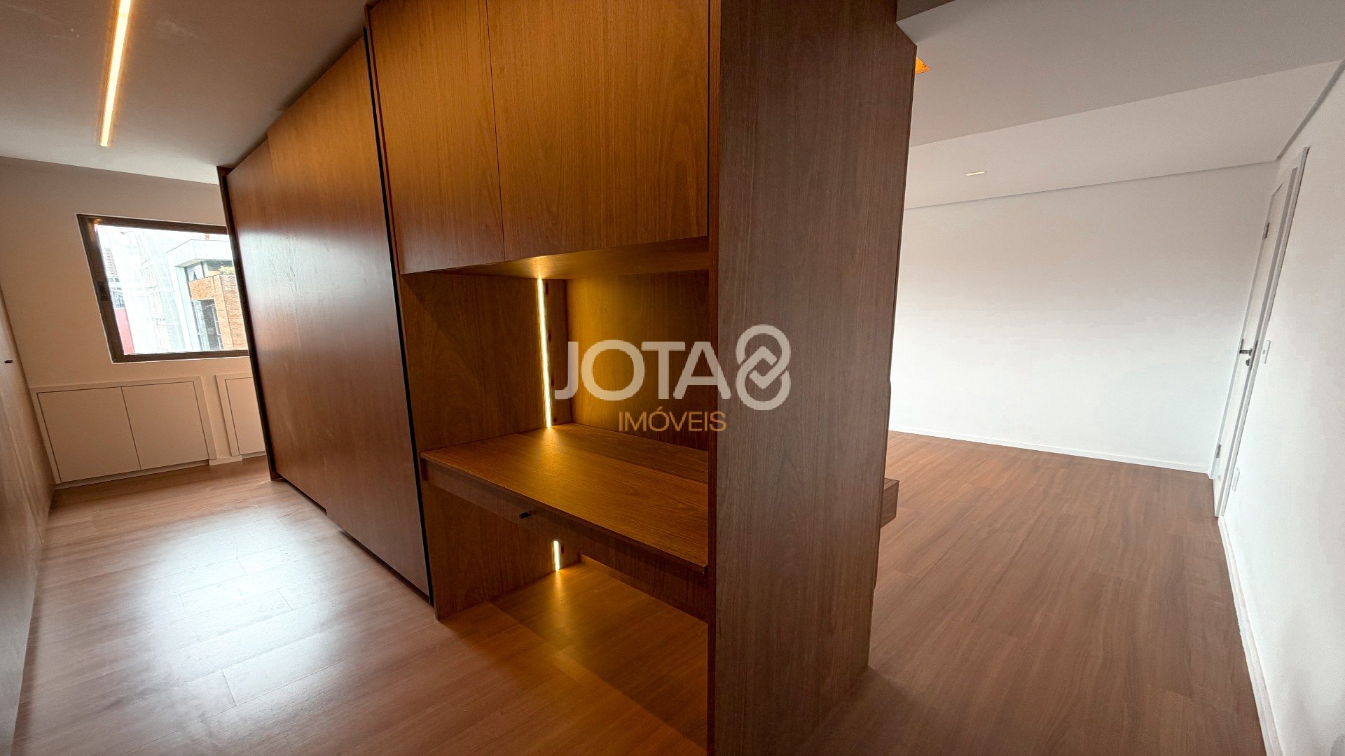 APARTAMENTO REFORMADO COM 4 SUÍTES NO BATEL