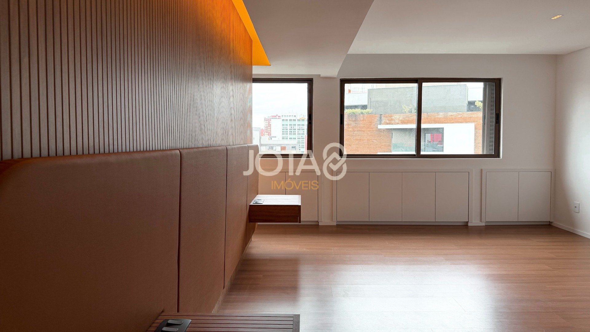 APARTAMENTO REFORMADO COM 4 SUÍTES NO BATEL