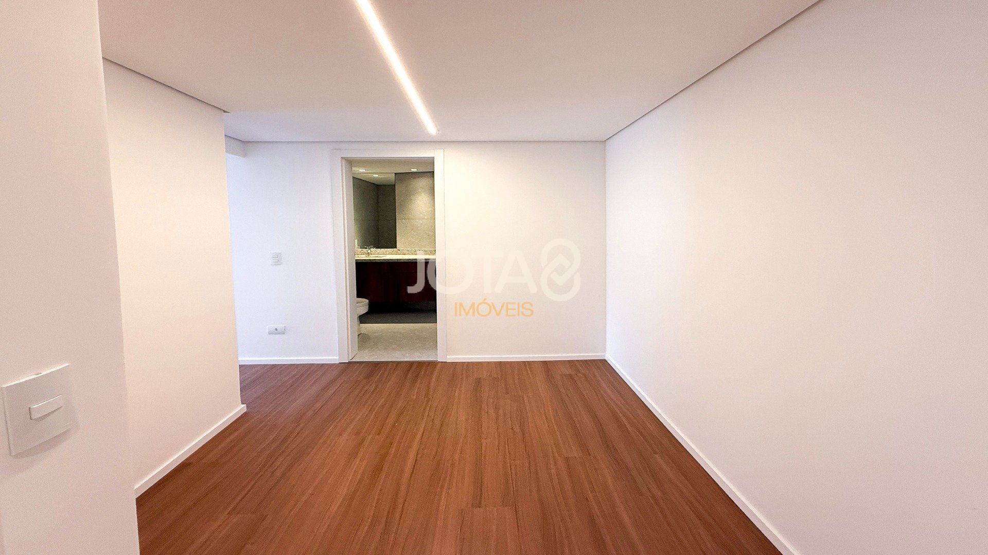 APARTAMENTO REFORMADO COM 4 SUÍTES NO BATEL