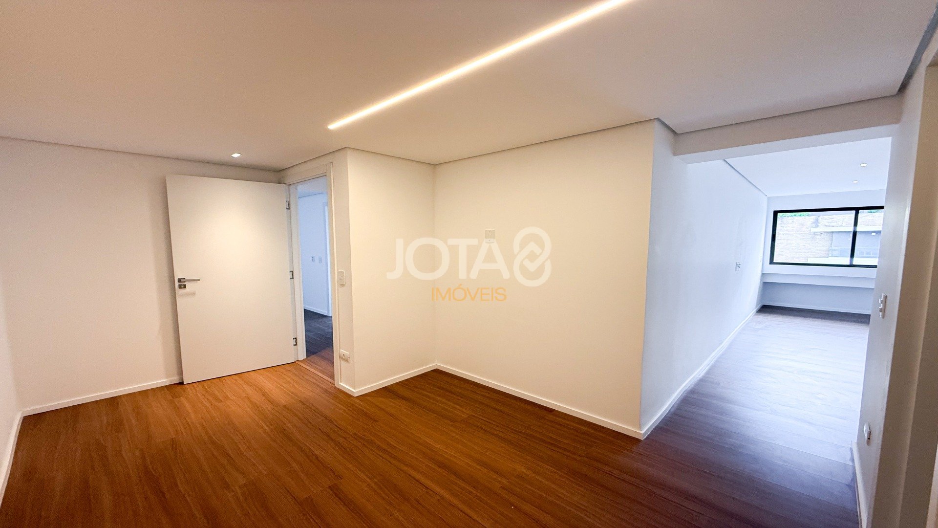 APARTAMENTO REFORMADO COM 4 SUÍTES NO BATEL