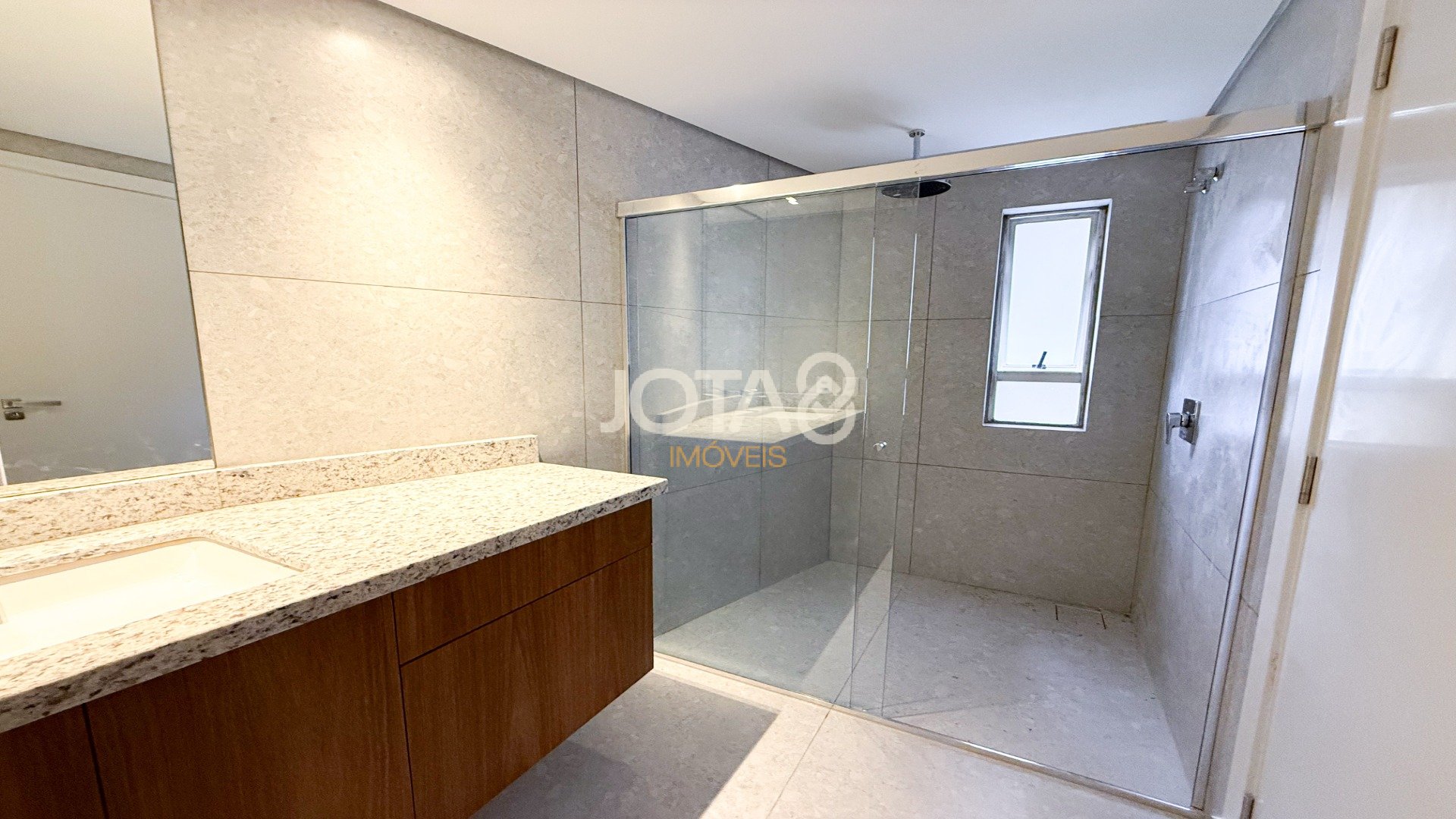 APARTAMENTO REFORMADO COM 4 SUÍTES NO BATEL