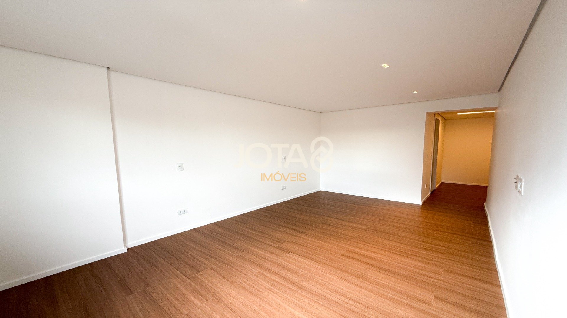 APARTAMENTO REFORMADO COM 4 SUÍTES NO BATEL