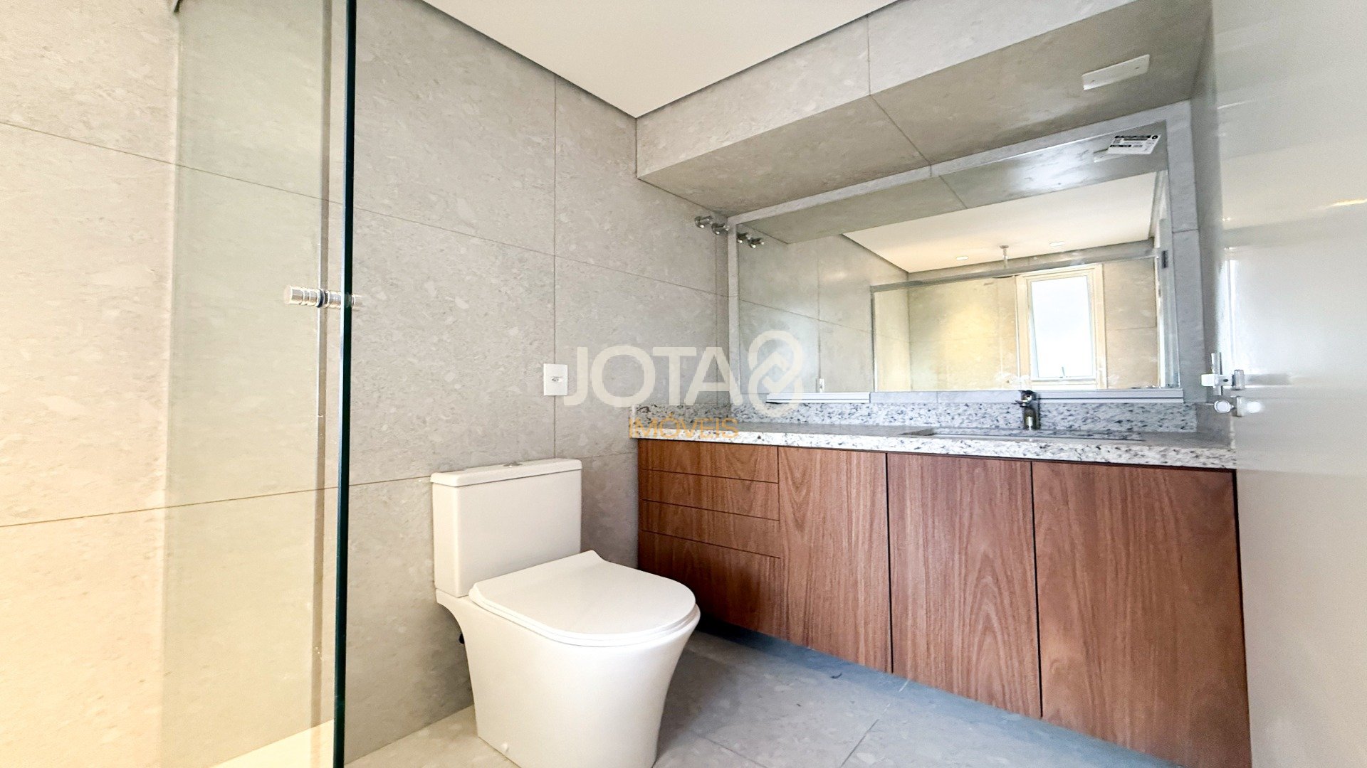 APARTAMENTO REFORMADO COM 4 SUÍTES NO BATEL
