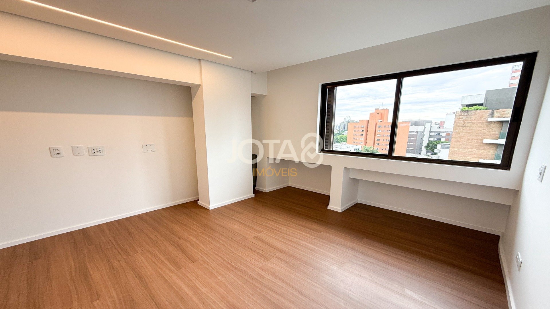APARTAMENTO REFORMADO COM 4 SUÍTES NO BATEL