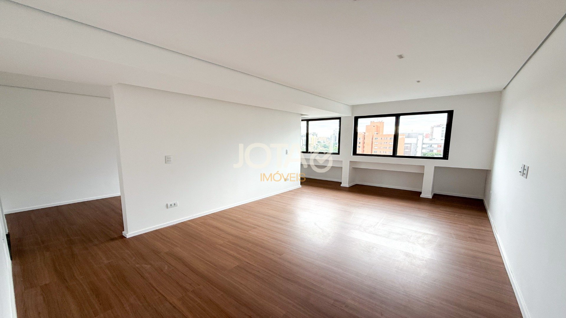 APARTAMENTO REFORMADO COM 4 SUÍTES NO BATEL