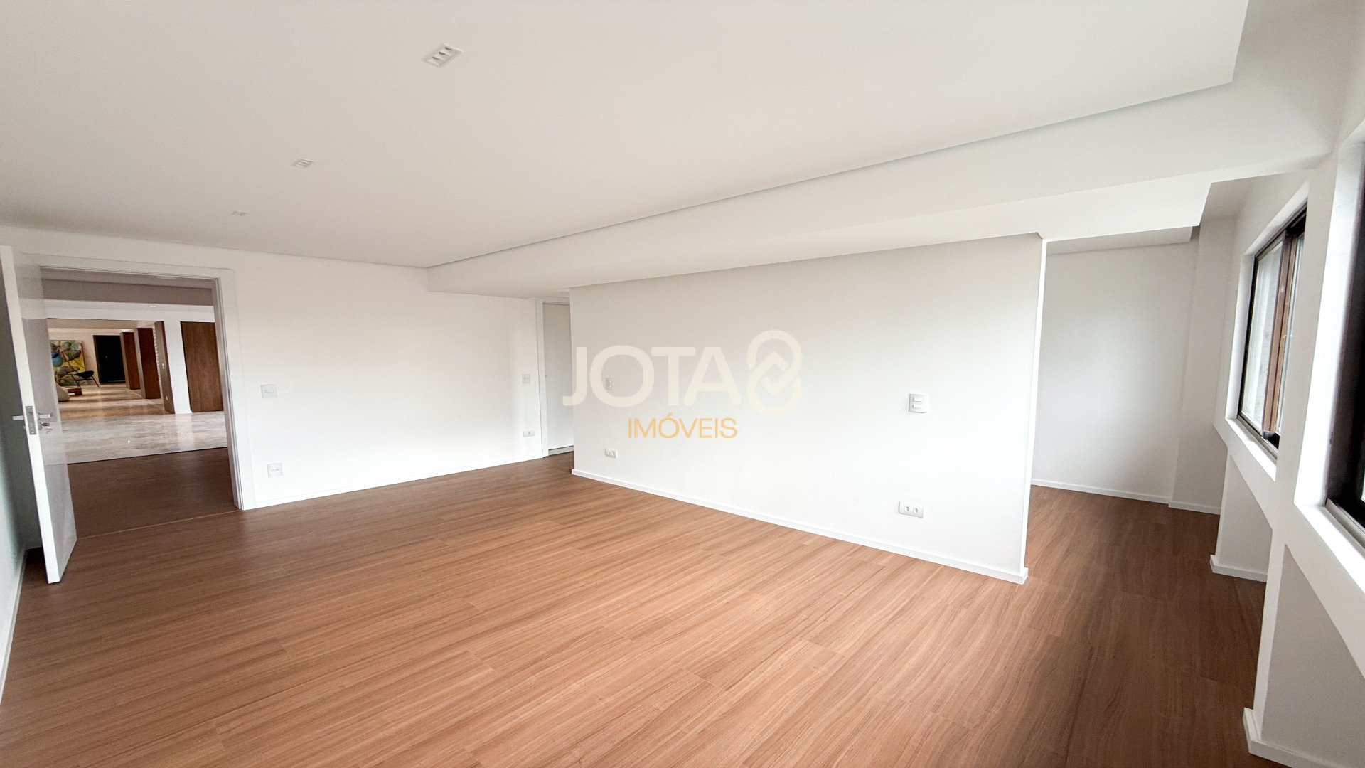 APARTAMENTO REFORMADO COM 4 SUÍTES NO BATEL
