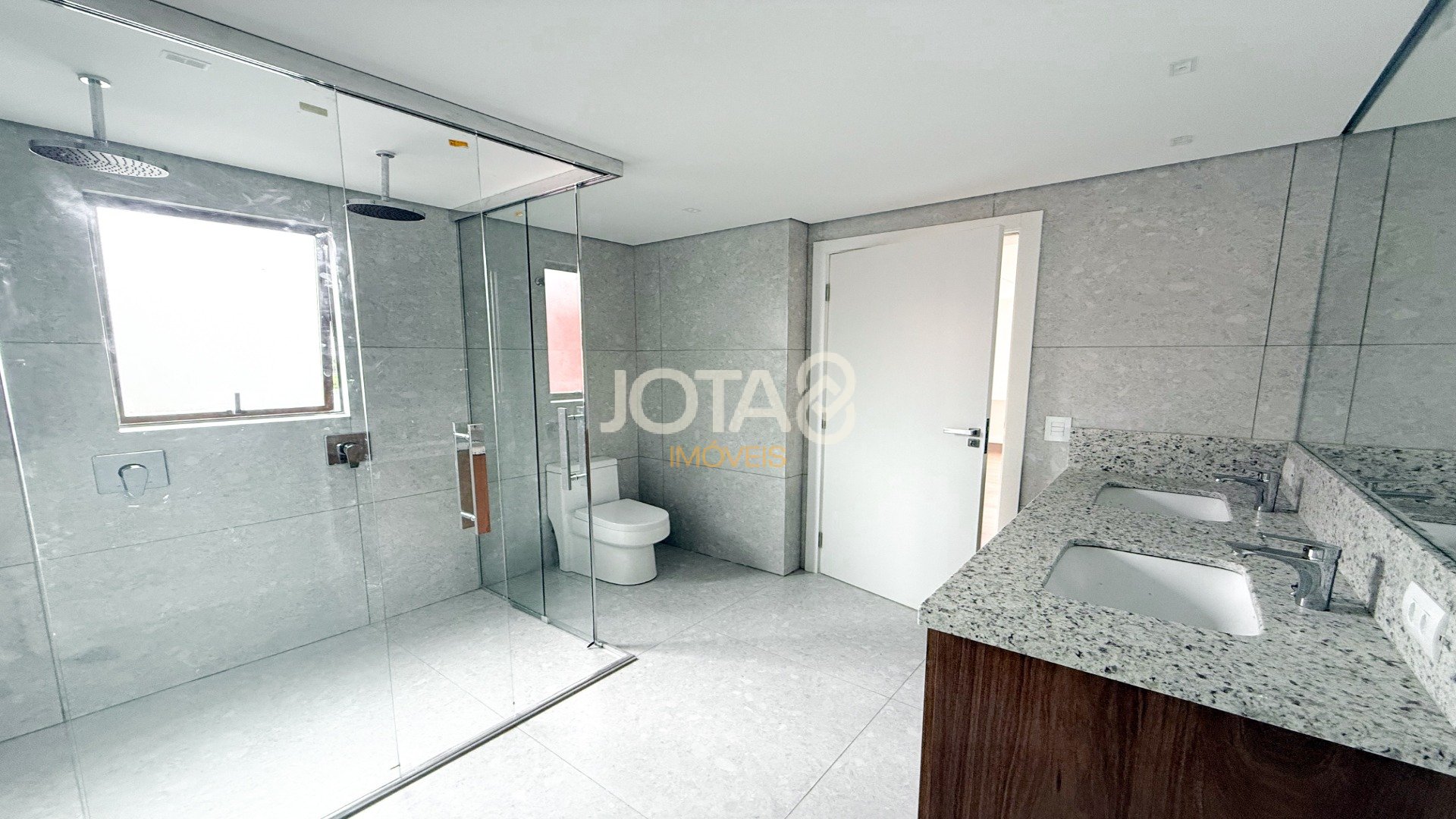 APARTAMENTO REFORMADO COM 4 SUÍTES NO BATEL