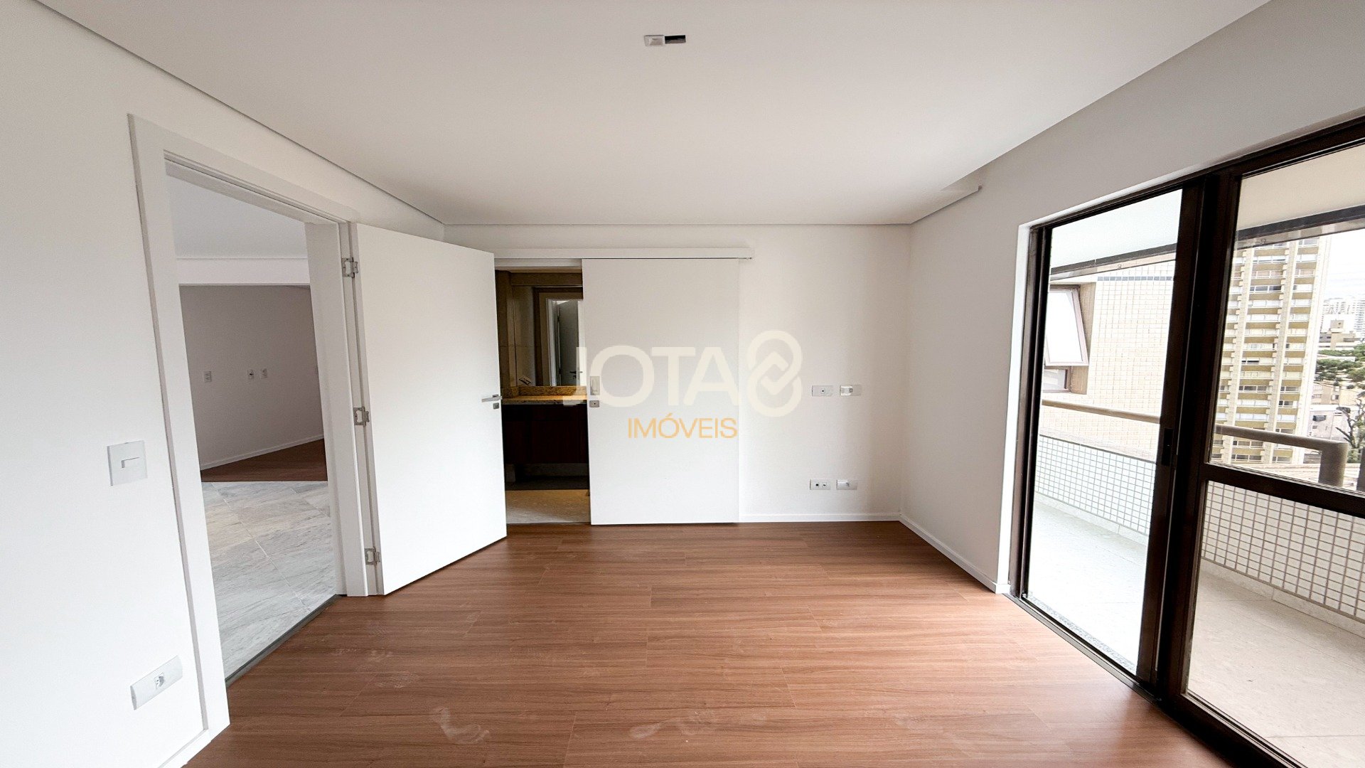 APARTAMENTO REFORMADO COM 4 SUÍTES NO BATEL