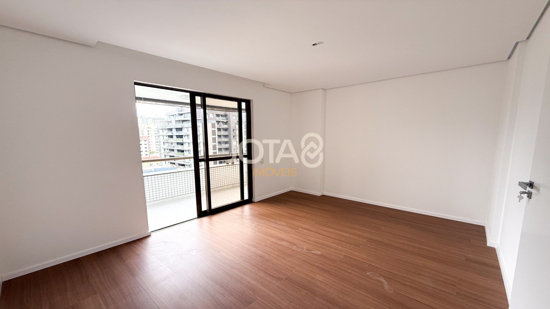 APARTAMENTO REFORMADO COM 4 SUÍTES NO BATEL