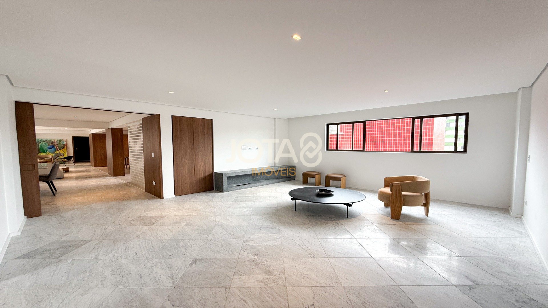 APARTAMENTO REFORMADO COM 4 SUÍTES NO BATEL
