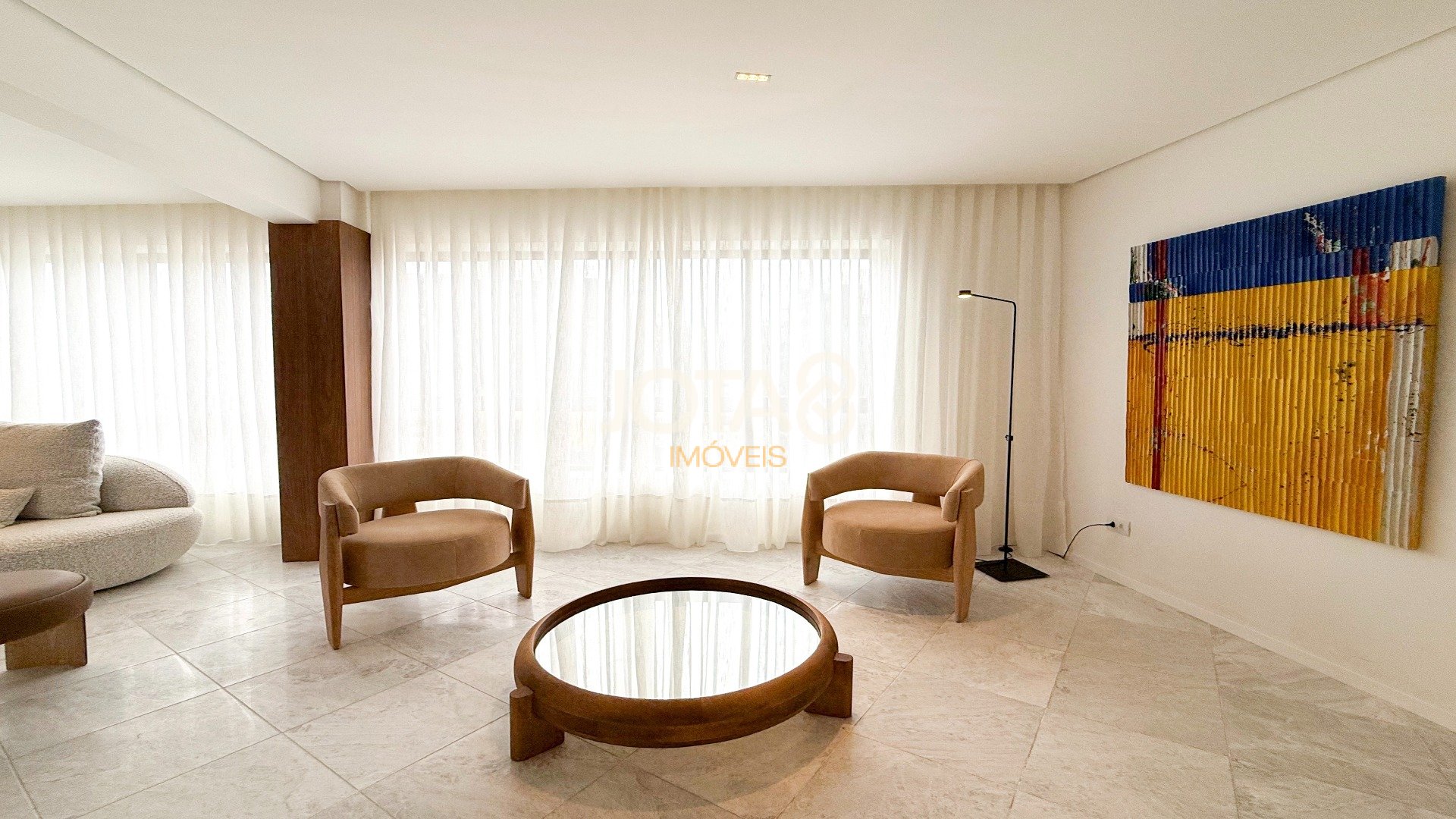 APARTAMENTO REFORMADO COM 4 SUÍTES NO BATEL