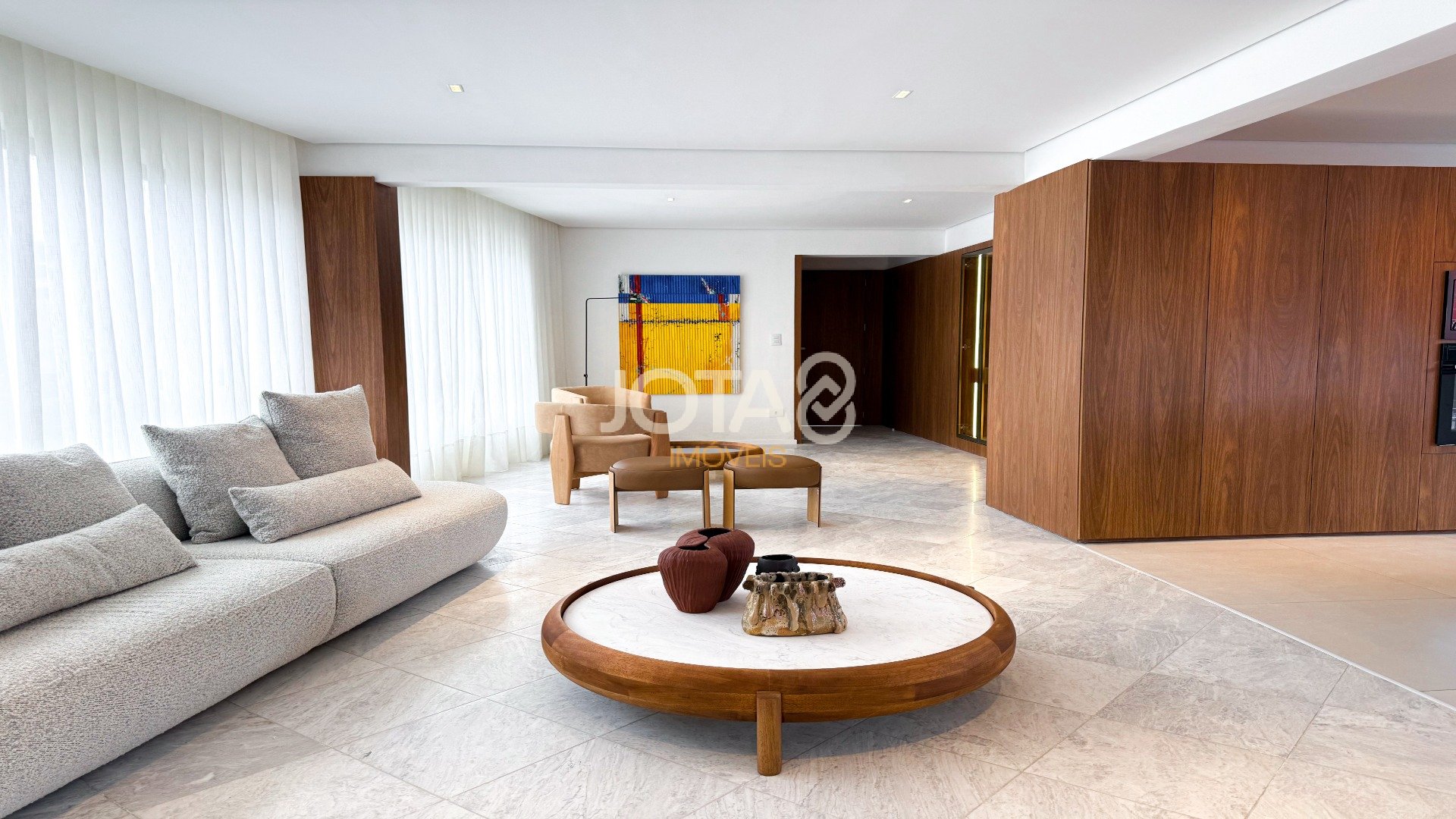 APARTAMENTO REFORMADO COM 4 SUÍTES NO BATEL