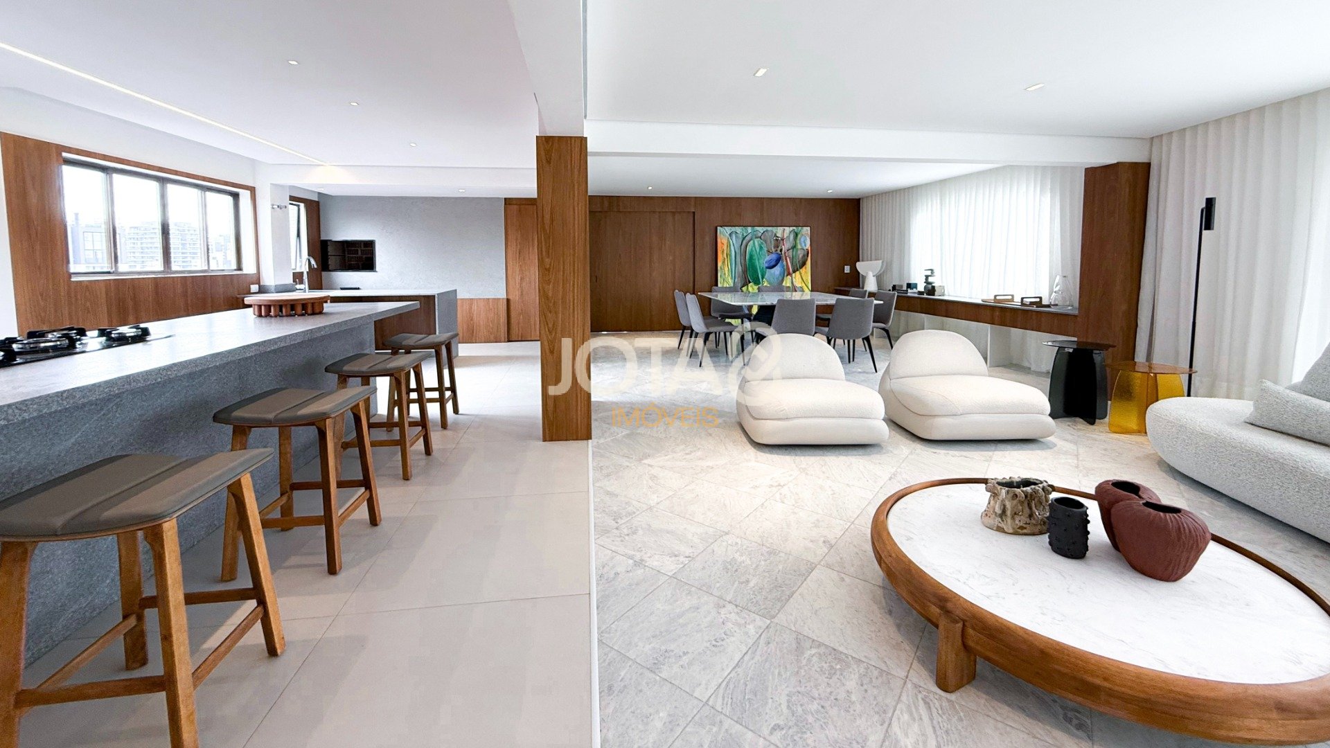 APARTAMENTO REFORMADO COM 4 SUÍTES NO BATEL