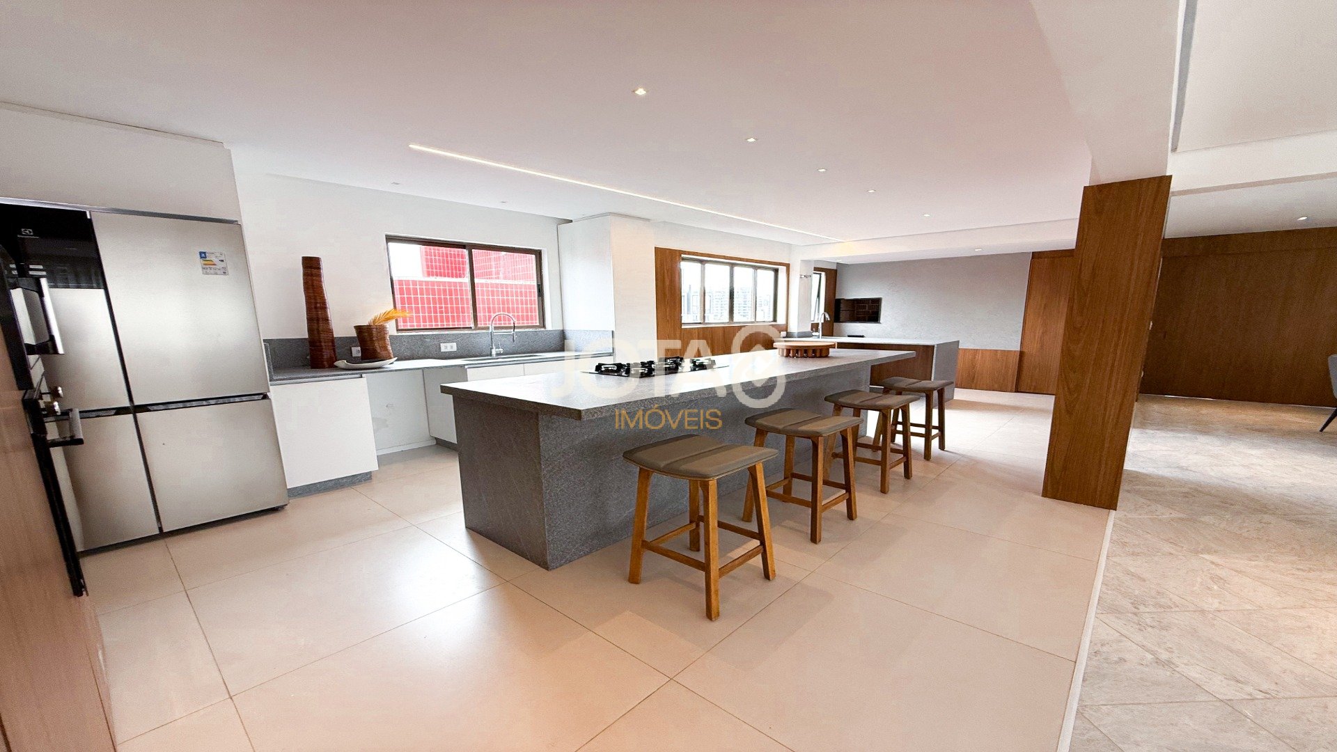APARTAMENTO REFORMADO COM 4 SUÍTES NO BATEL