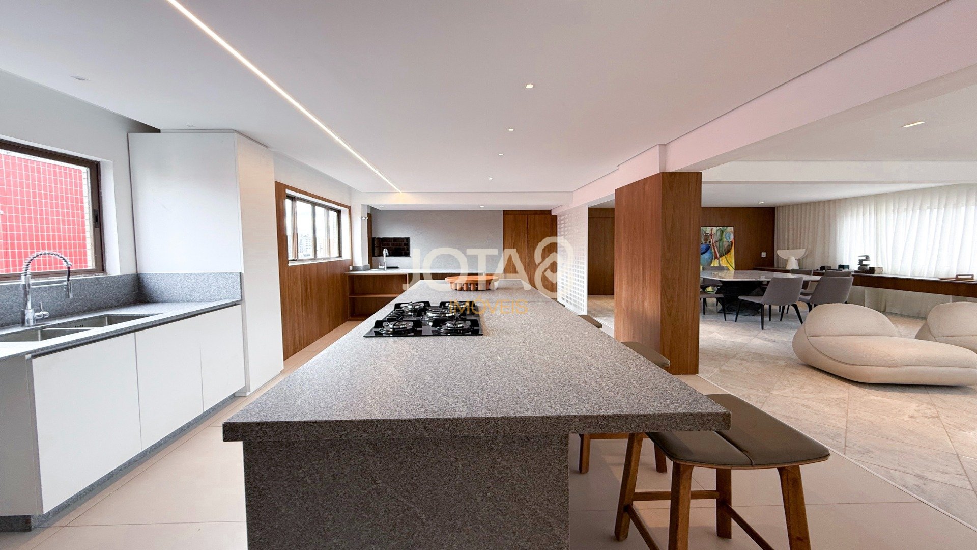APARTAMENTO REFORMADO COM 4 SUÍTES NO BATEL