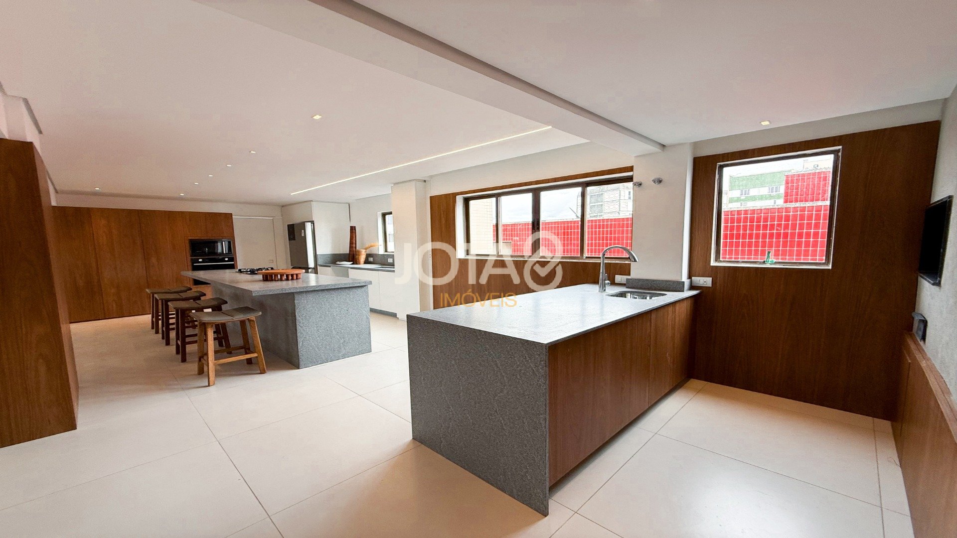 APARTAMENTO REFORMADO COM 4 SUÍTES NO BATEL