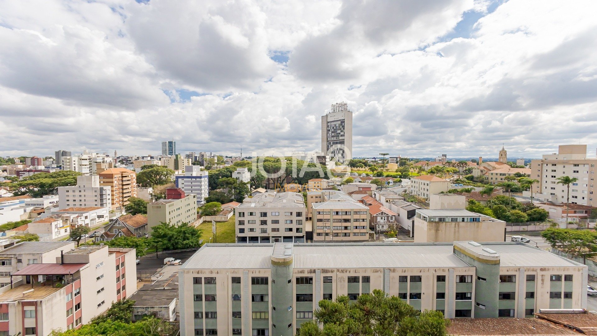 COBERTURA COM SUÍTES, 3 VAGAS E VISTA PANORÂMICA NO MERCÊS