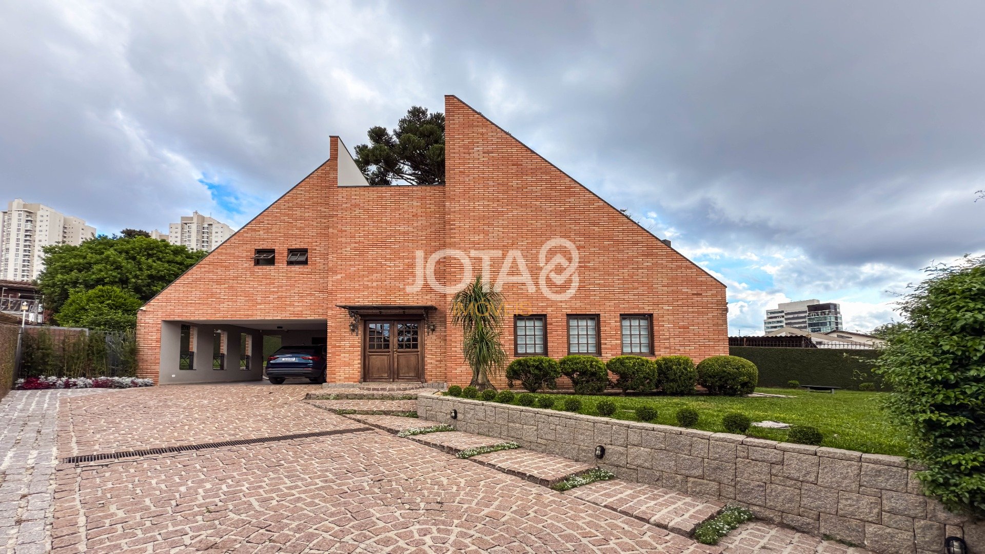 EXCELENTE CASA COM 4 SUÍTES E AMPLO TERRENO!