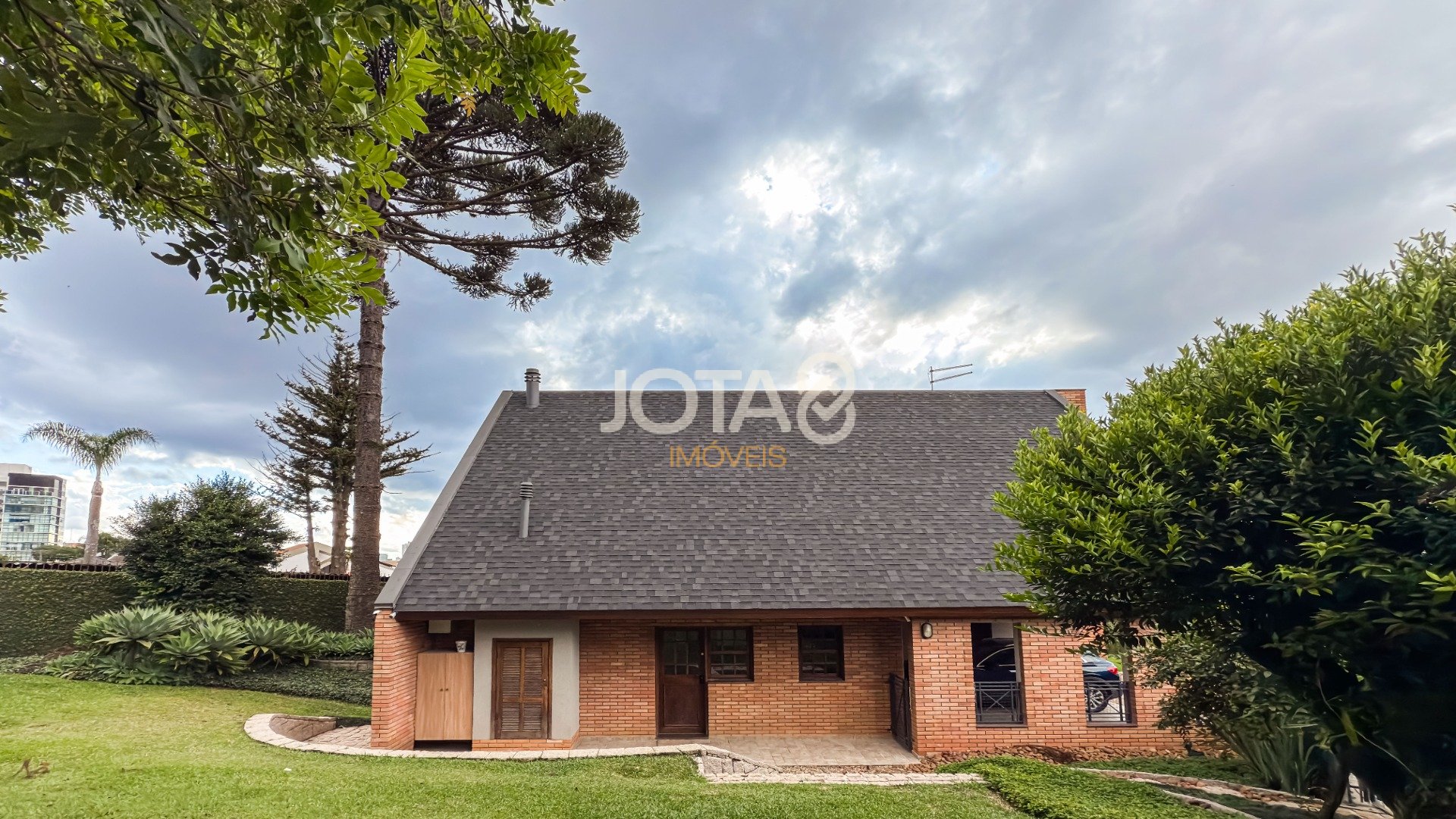 EXCELENTE CASA COM 4 SUÍTES E AMPLO TERRENO!