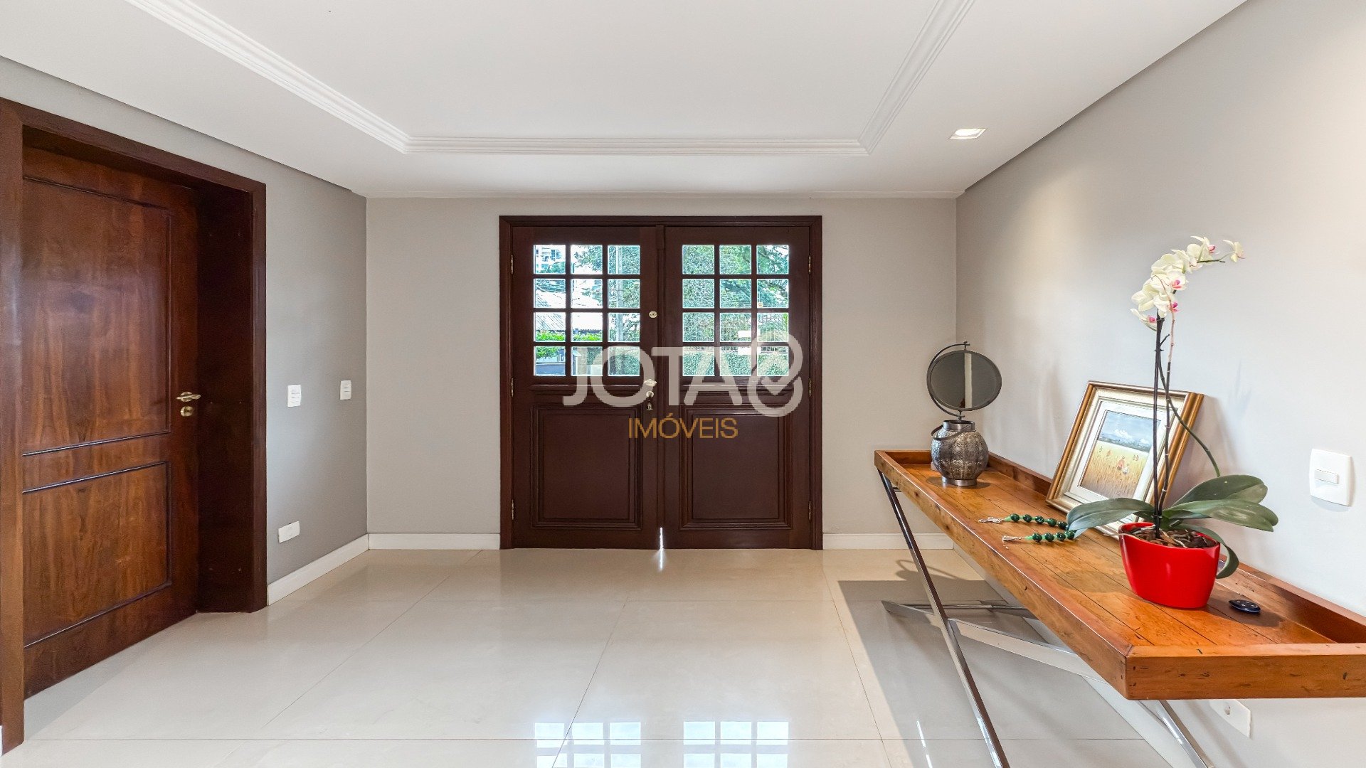 EXCELENTE CASA COM 4 SUÍTES E AMPLO TERRENO!