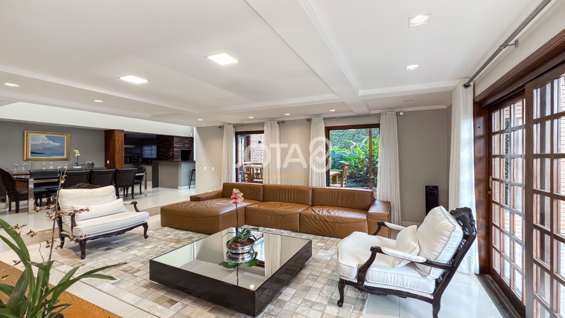 EXCELENTE CASA COM 4 SUÍTES E AMPLO TERRENO!